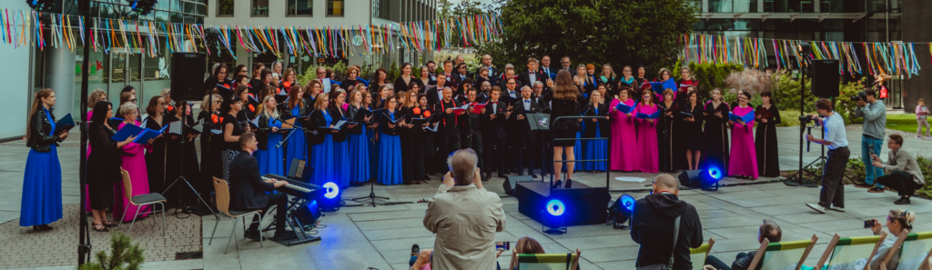 "Between silence and silence." Six choirs, one voice and lots of good energy